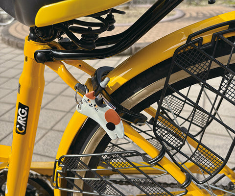 DECOLE Charipita Magnetic Bike Keyring – Calico Cat